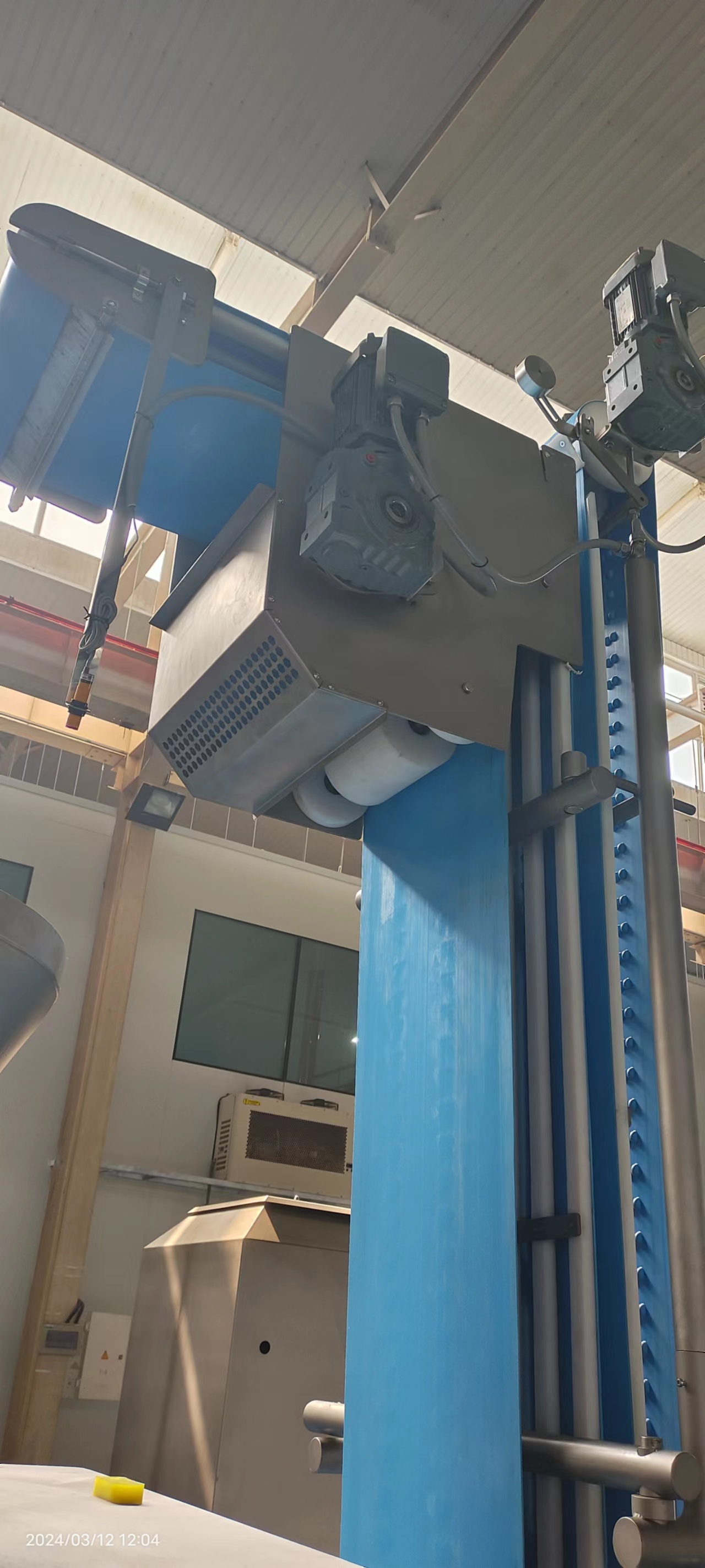 conveyor lifter